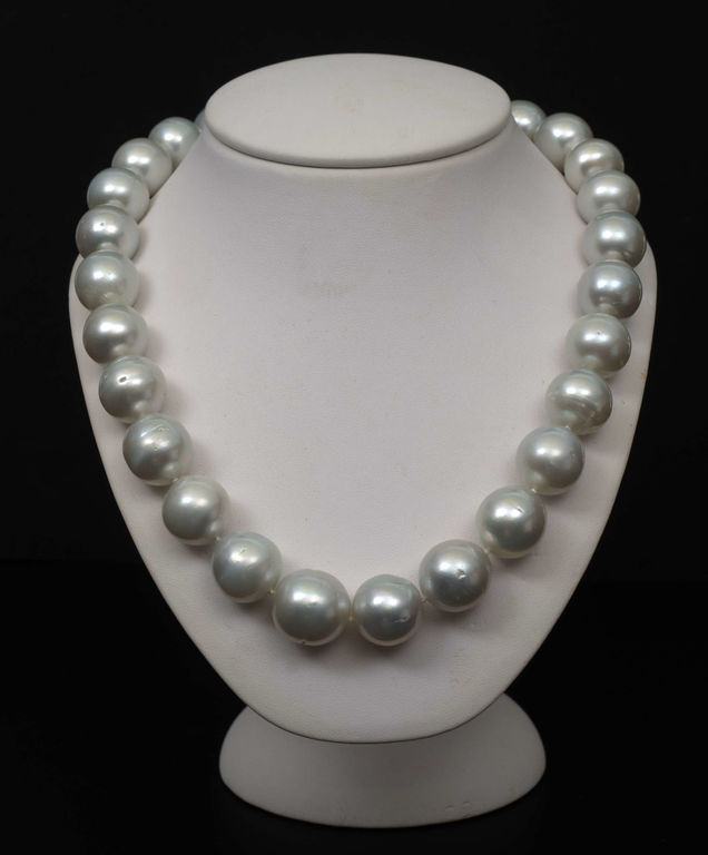 Pearl beads with a light gray hue
