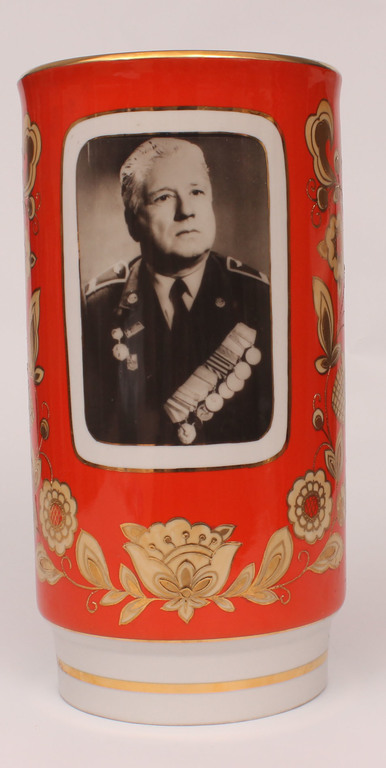 Фарфоровая ваза с генералом