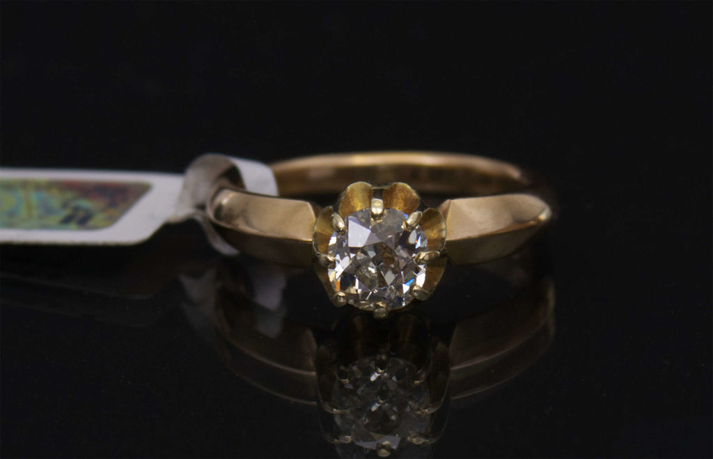 Золотое кольцо с бриллиантoм