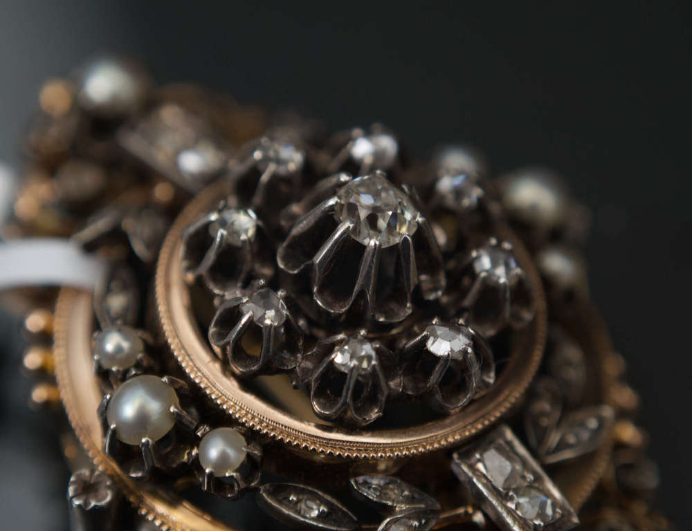 Золотая брошь с бриллиантами, алмазами и жемчугом