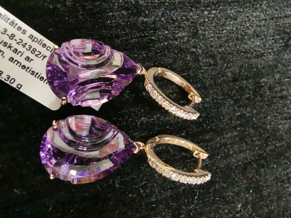 Gold earrings with brilliants and amethysts