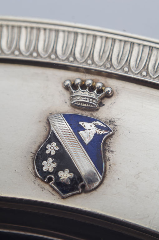 Серебряная тарелка с гербом семьи фон Рихтеров