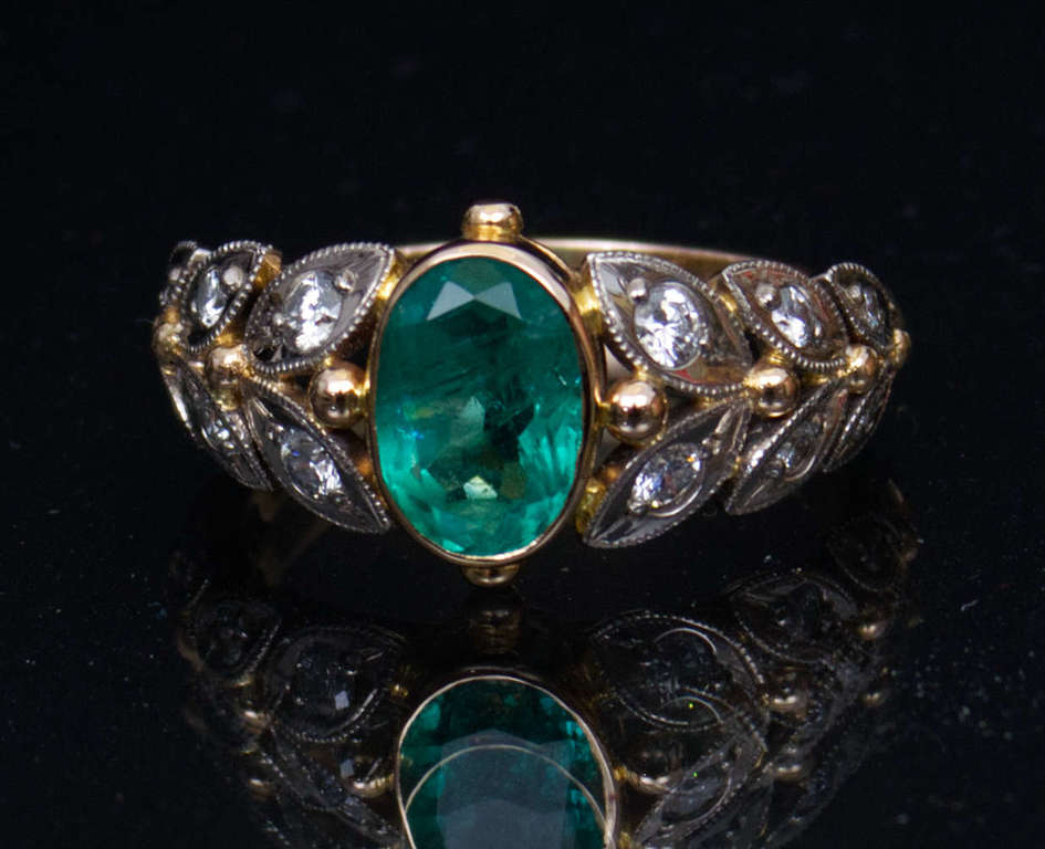 Gold ring with emerald and brilliants