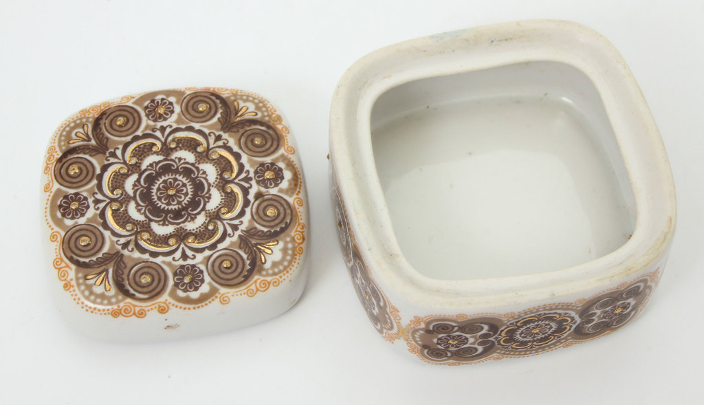  Porcelain dish with lid 