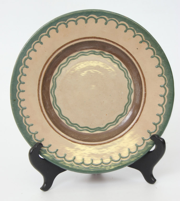Keramikas dekoratīvais sienas šķīvis 