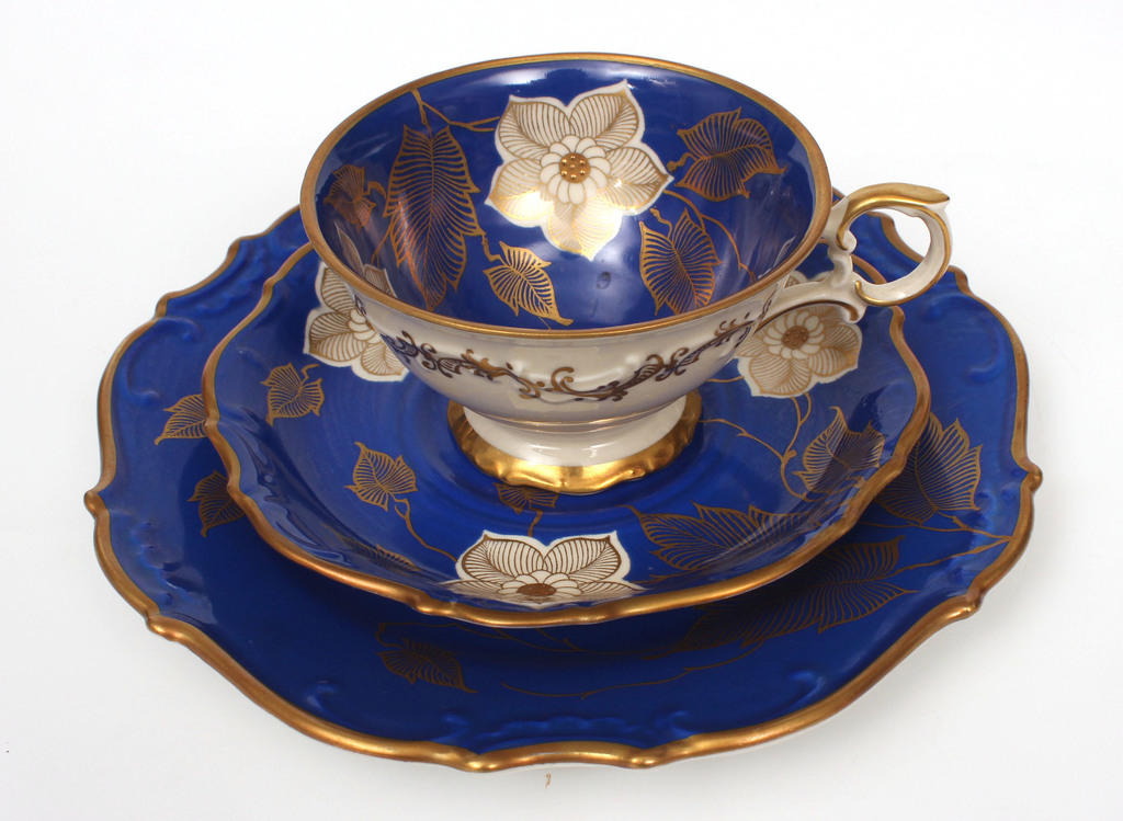 Porcelain cup with 2 saucers (blue)