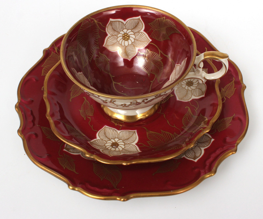 Porcelain cup with 2 saucers (red)