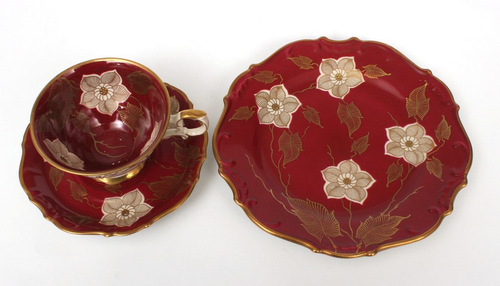 Porcelain cup with 2 saucers (red)