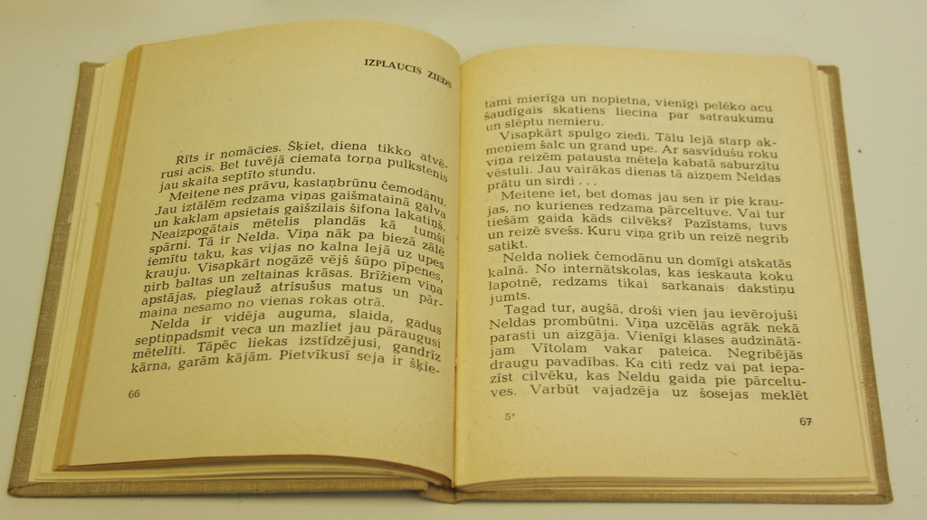 Grāmatu komplekts ar autoru ierakstiem un autogrāfiem (11 gab.)