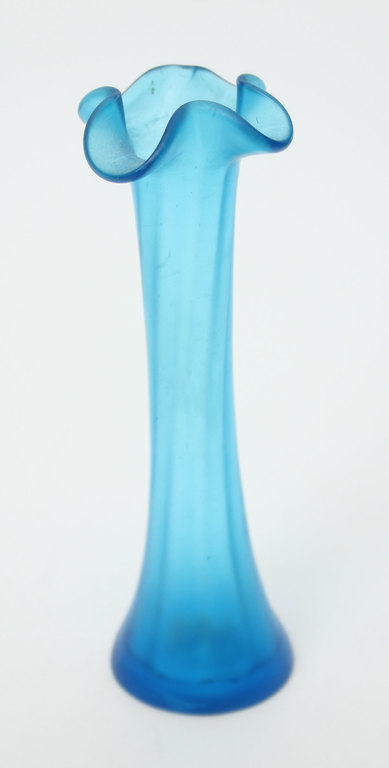 Небольшая голубая стеклянная ваза