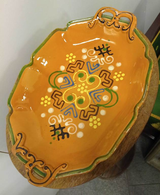 Ceramic serving plate