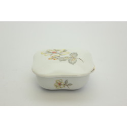 Porcelain dish with lid 