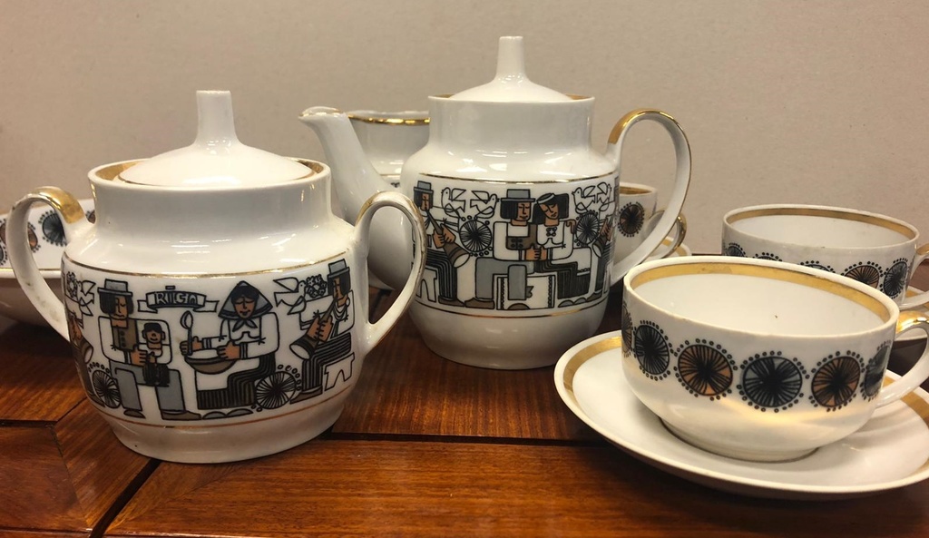 Rare porcelain set for six people