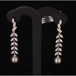 Earrings with diamonds, cultured saltwater pearls (Tahiti)