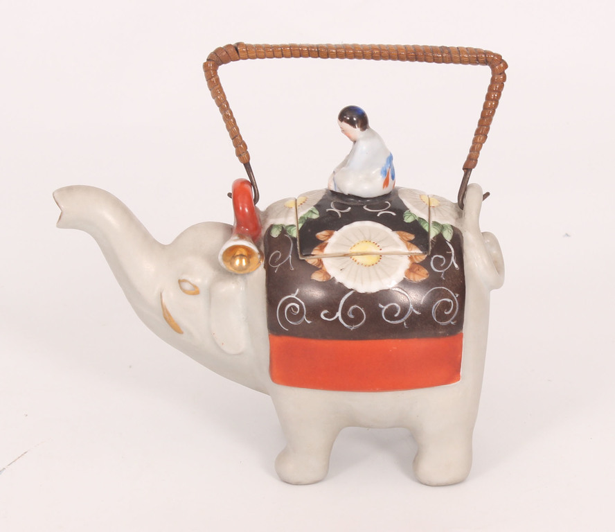 Porcelain tea-pot 