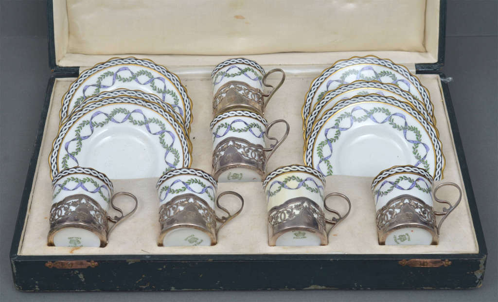 Porcelain cups and saucers (6 pieces)