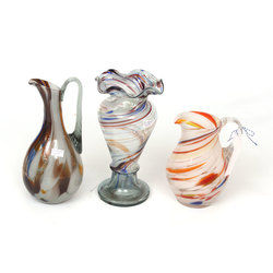 Набор цветных стеклянных кувшинов и вазы