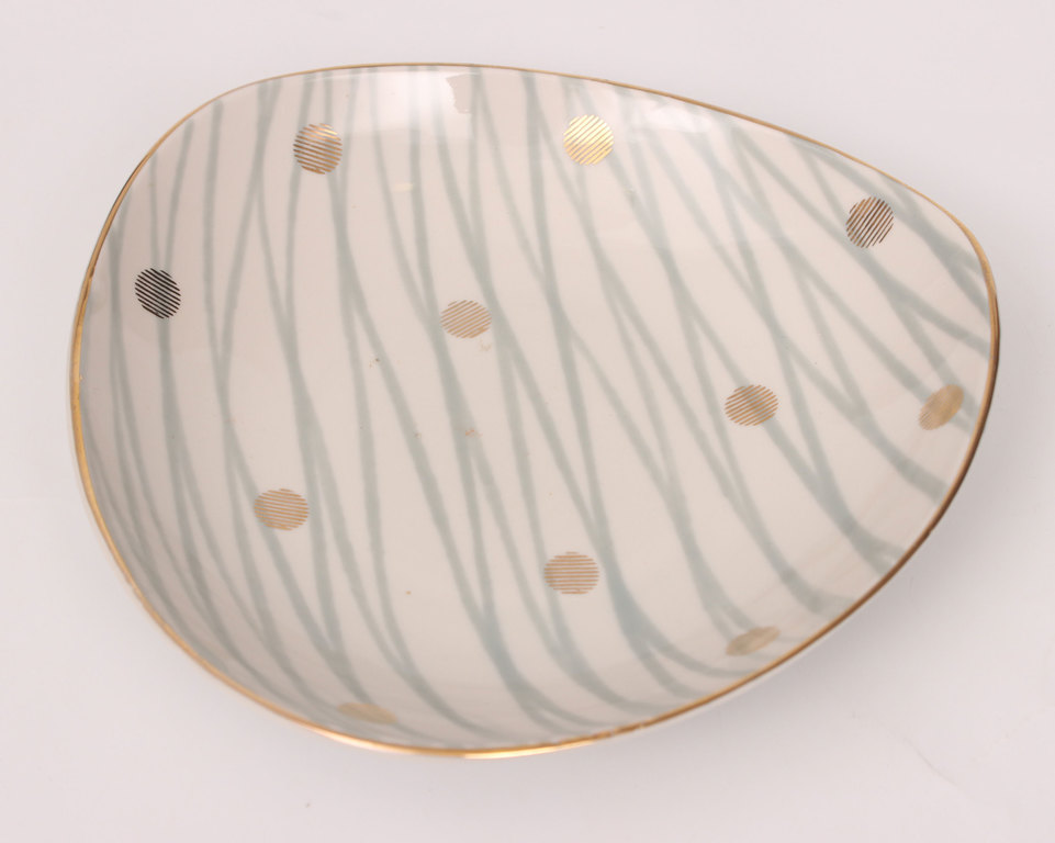 Фарфоровая сервировочная тарелка с росписью