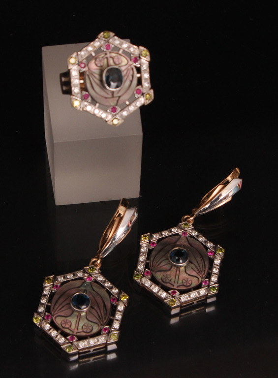 Золотые украшения с бриллиантами, рубинами и сапфирами