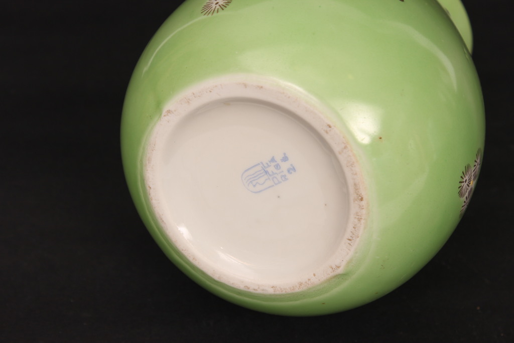 Porcelain vase (green)
