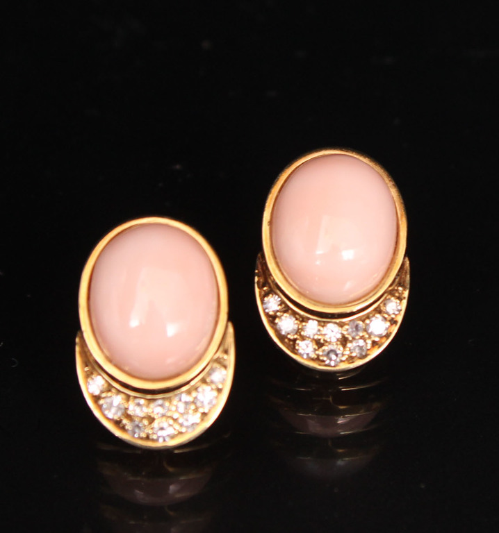 Gold earrings with coral and diamonds