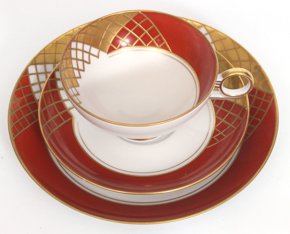 6 different sets with cups, saucers and plate 