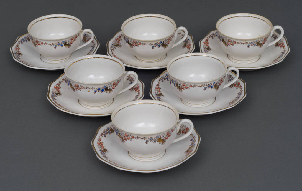 6 porcelain cups and 6 saucers