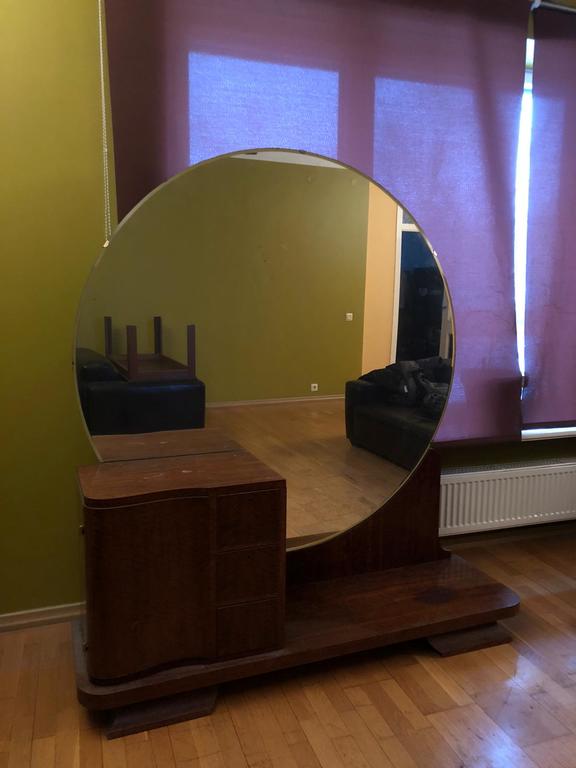 зеркало, двуспальная кровать, 2 прикроватные тумбочки, 1 стол, 2 стула, большой 4-дверный шкаф