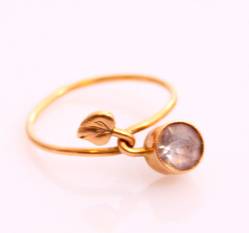 Золотое кольцо с фиолетовым  камнем