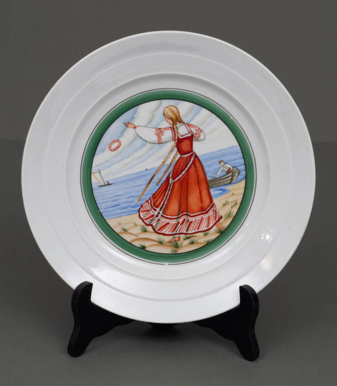 Фарфоровая тарелка с росписью