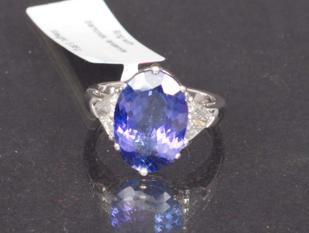 Gold ring with tanzanite and diamonds