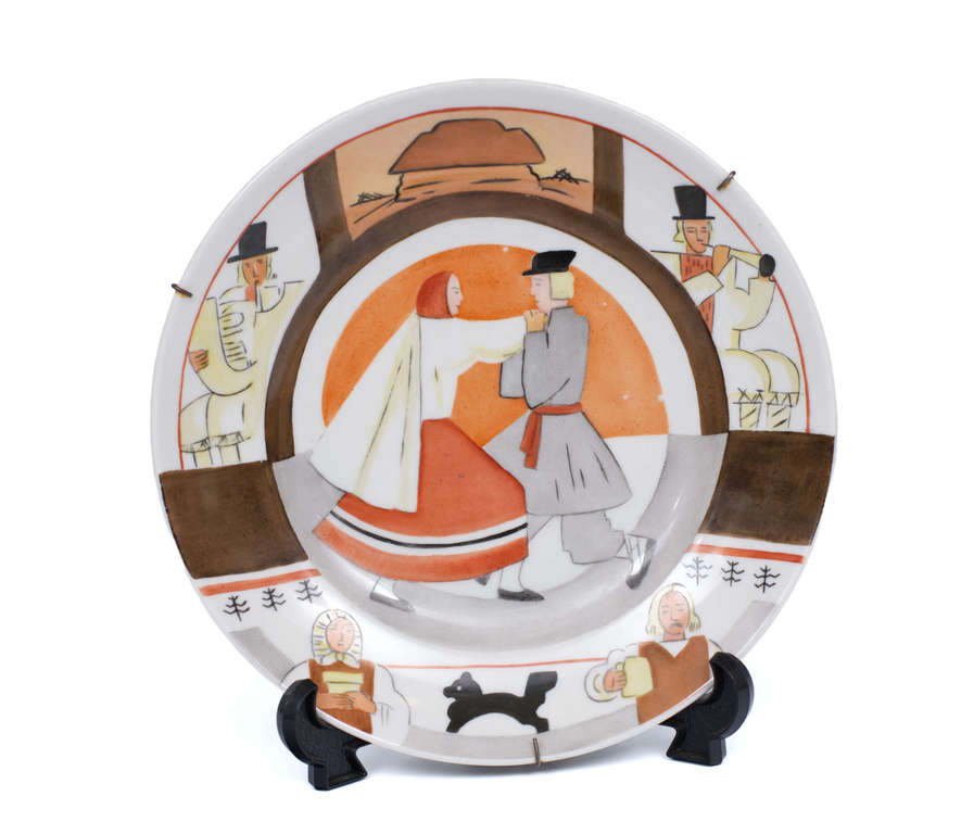 Фарфоровая тарелка с рисунком по эскизы Романа Суты
