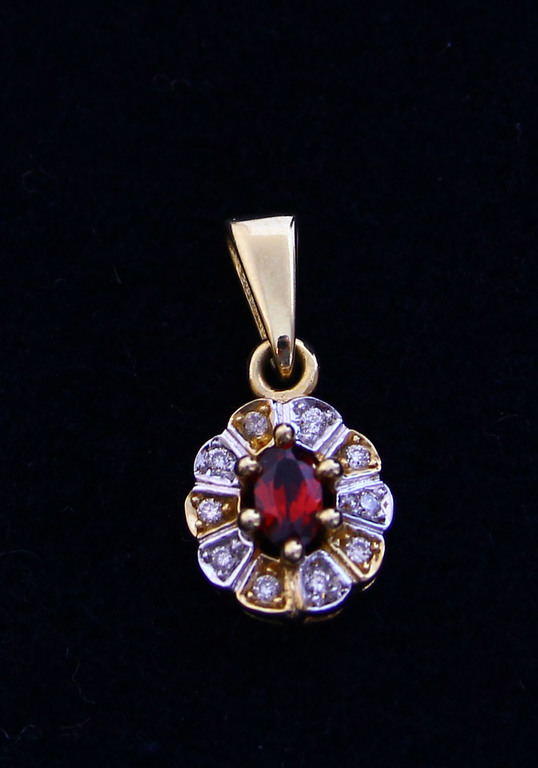 Gold pendant with diamonds and garnet