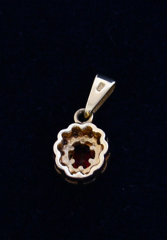 Gold pendant with diamonds and garnet