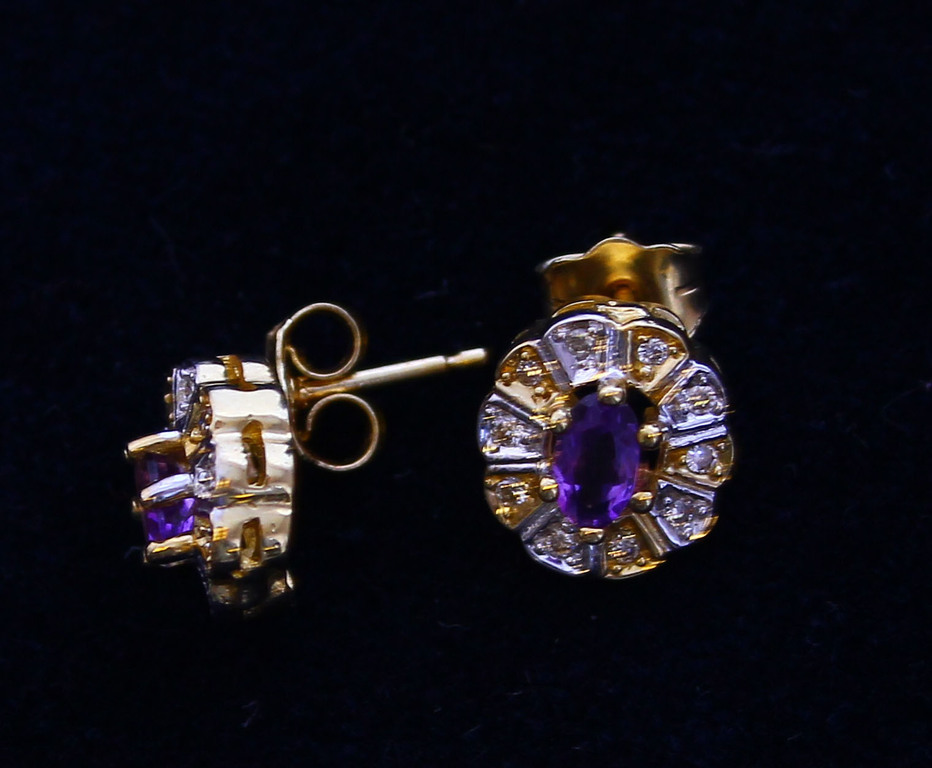 Gold earrings with diamonds and amethysts