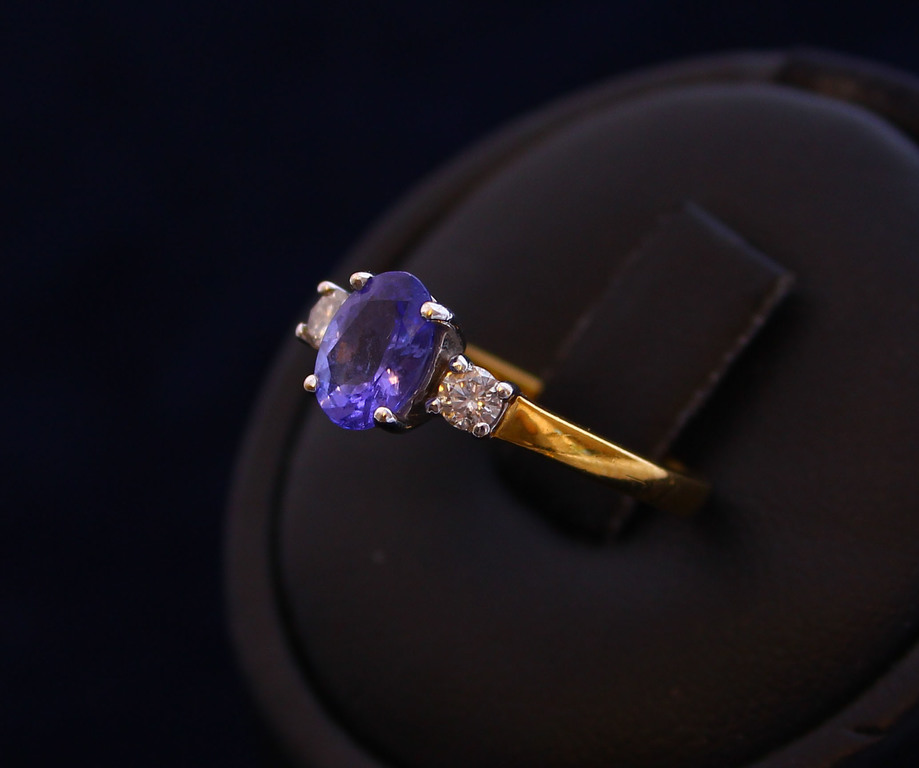 Золотое кольцо с бриллиантами и топазам