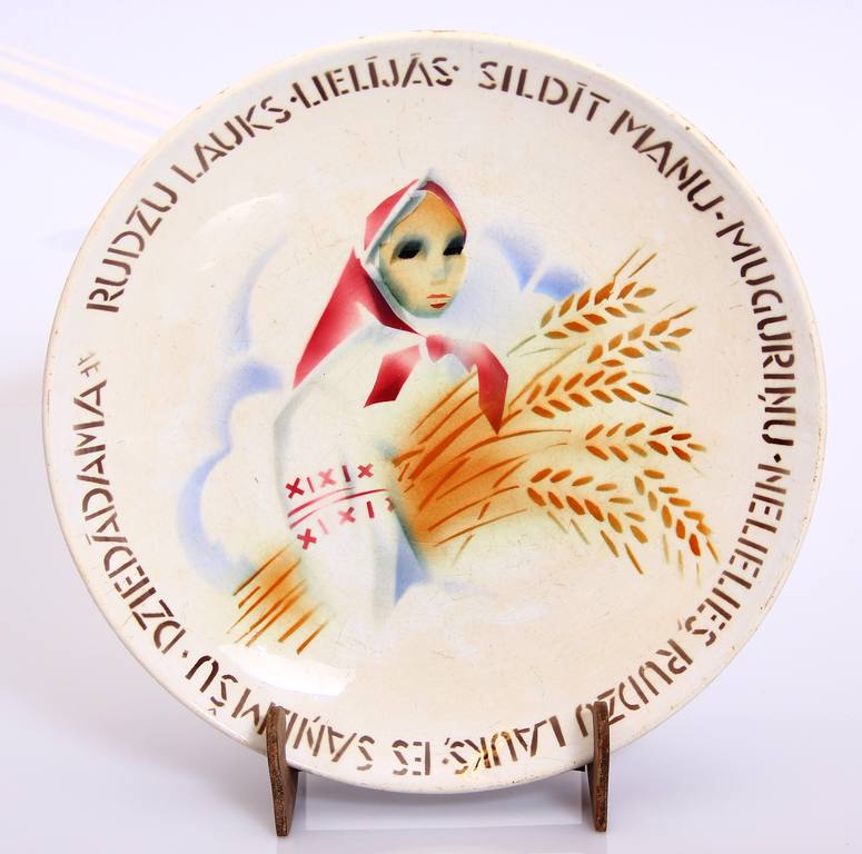 Декоративная тарелка из фаянса 