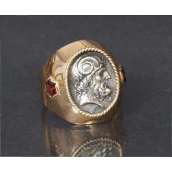 Men's gold ring with garnets 