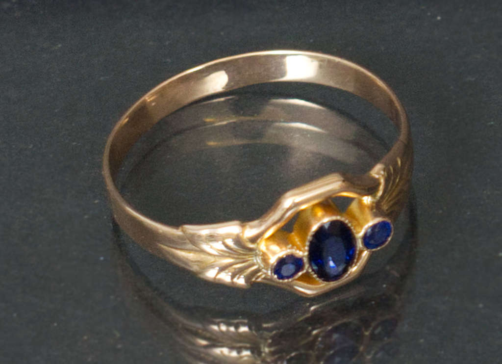 Женское золотое кольцо с сапфирами