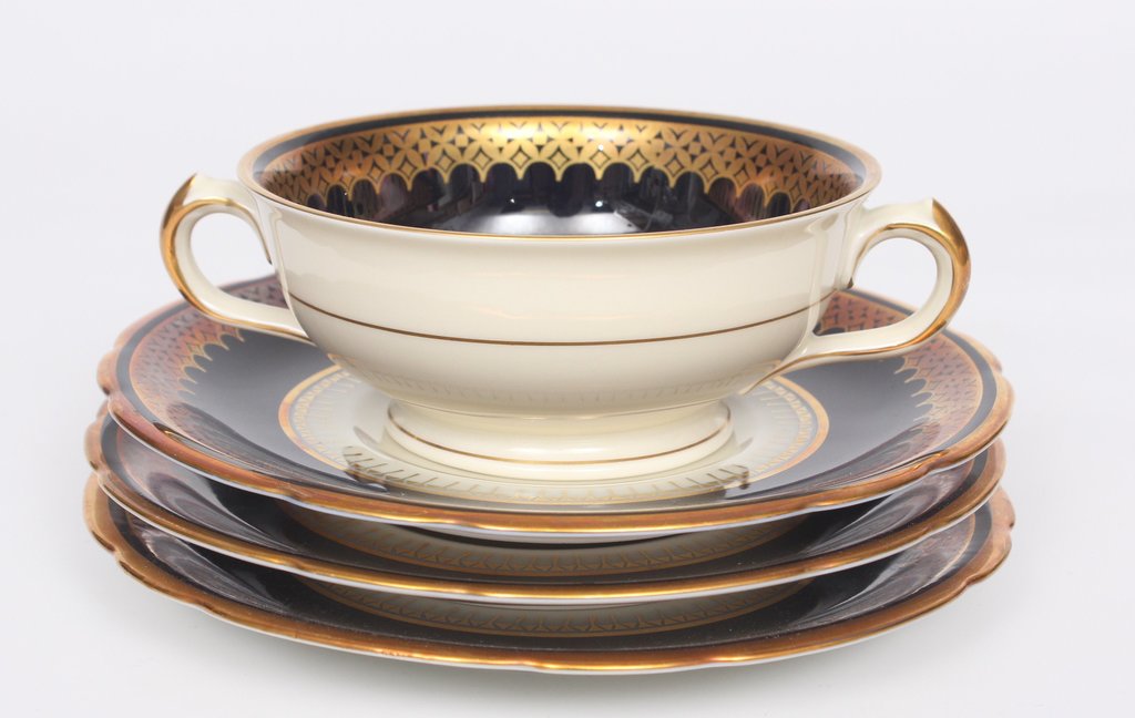 Porcelain broth dish with 3 saucers