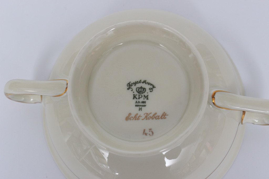 Porcelain broth dish with 3 saucers
