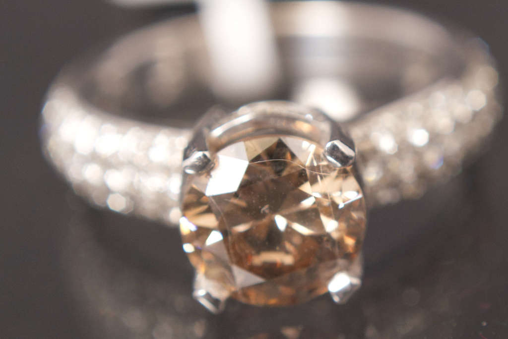 Золотое кольцо с 69 натуральными бриллиантами