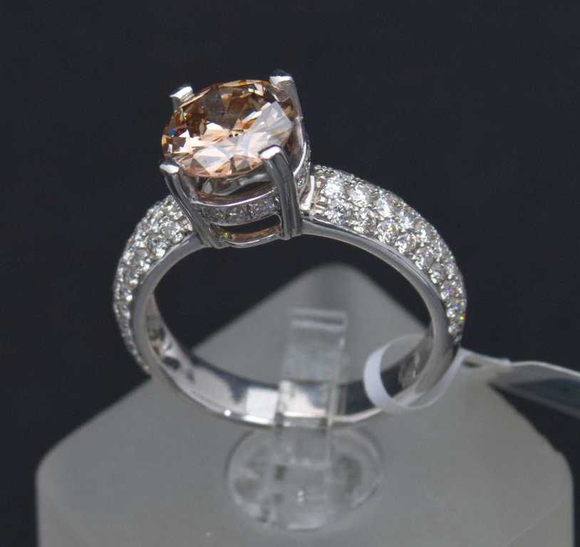 Gold ring with 69 natural diamonds