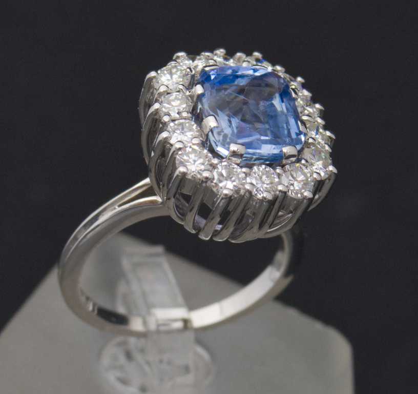 Gold ring with 14 natural diamonds, 1 natural sapphire