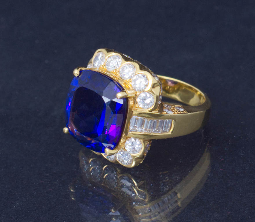 Gold ring with diamonds and tanzanite