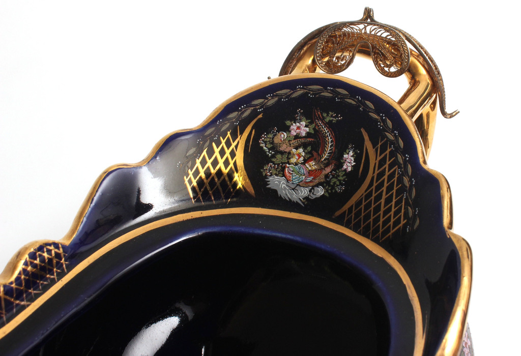 Dekoratīvs porcelāna trauks ar kobalta ornamentiem