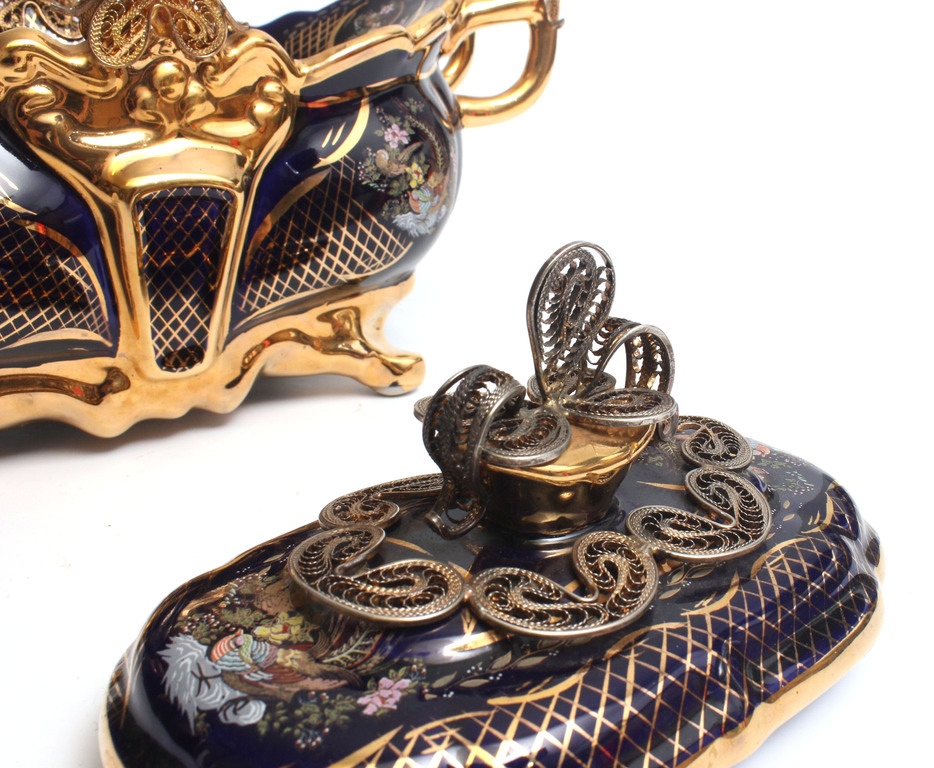 Dekoratīvs porcelāna trauks ar kobalta ornamentiem