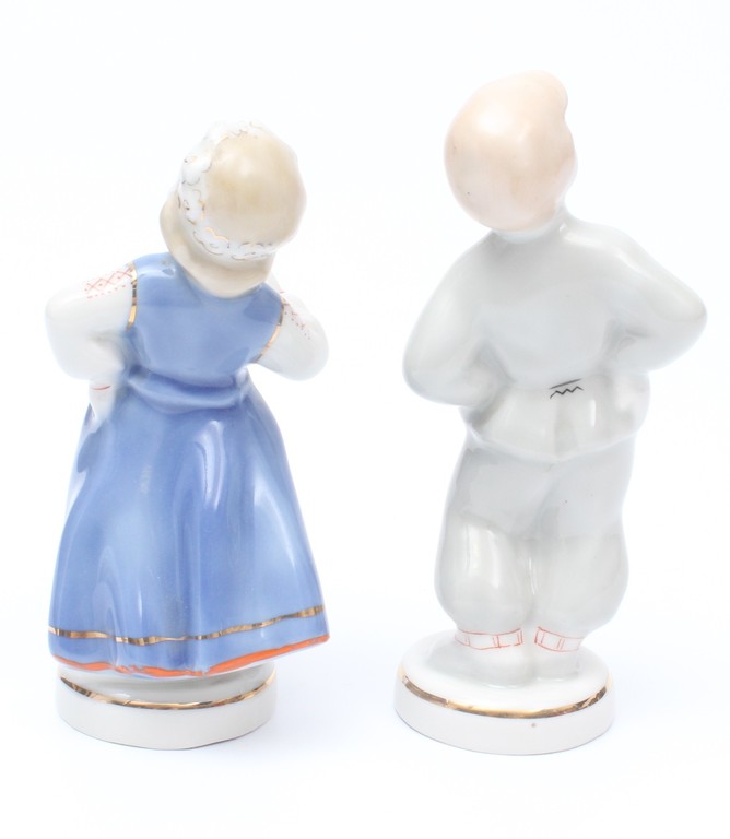 A pair of porcelain figurines 