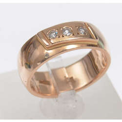 Gold ring with diamonds