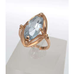 Zelta gredzens ar zilas krāsas akmeni